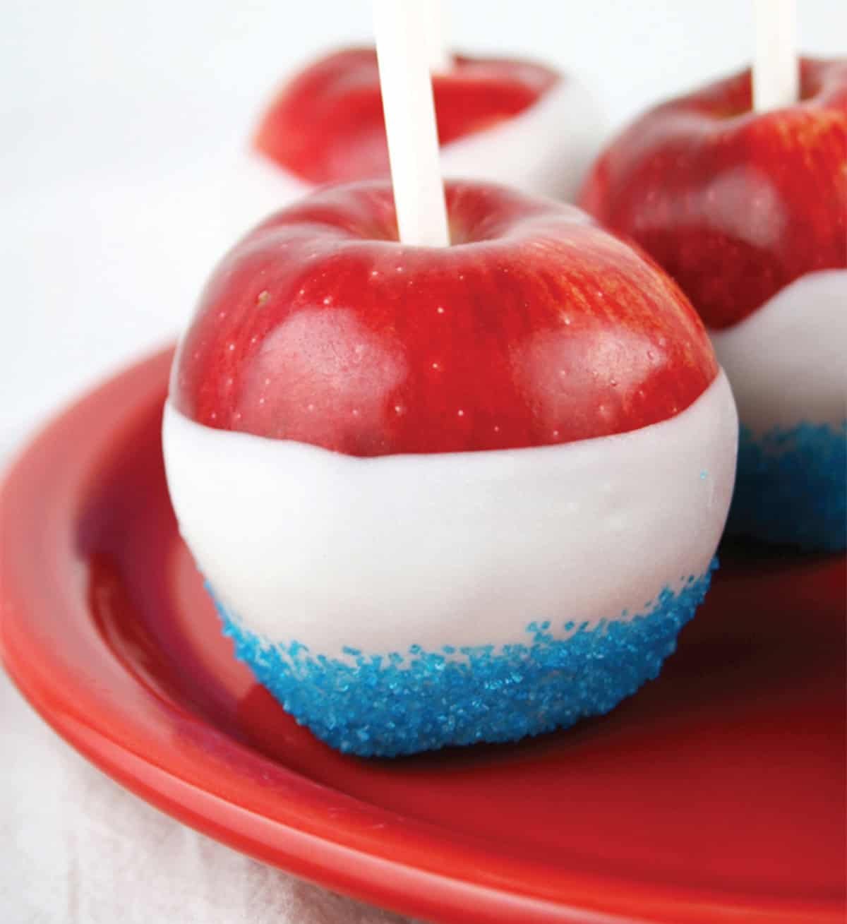 Patriotic candy apples for the 4th of july holiday.