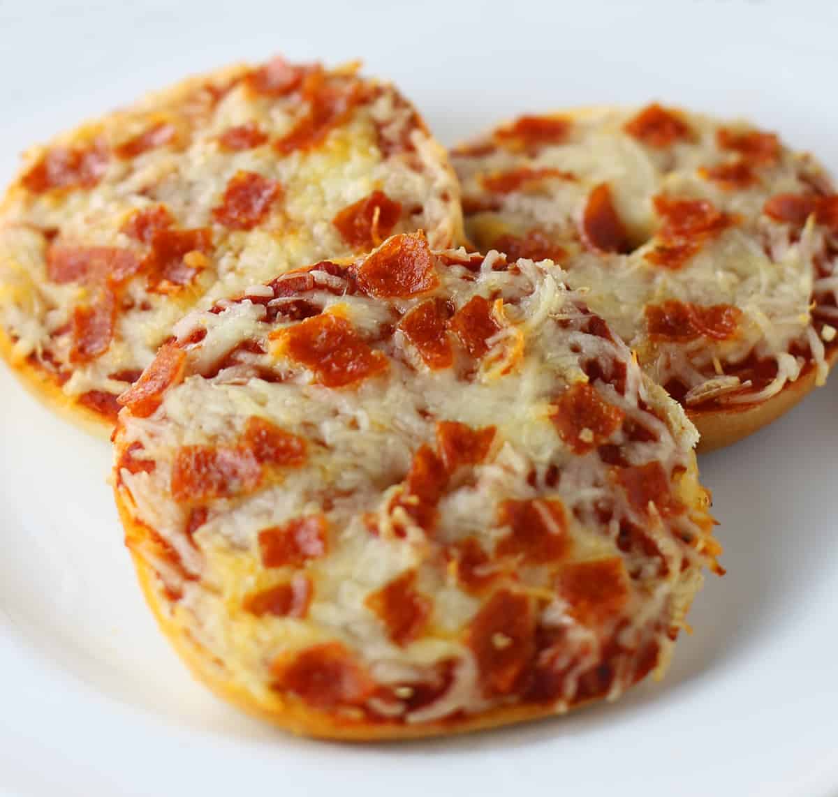 Mini Bagel Pizzas with Pepperoni - Mom Loves Baking