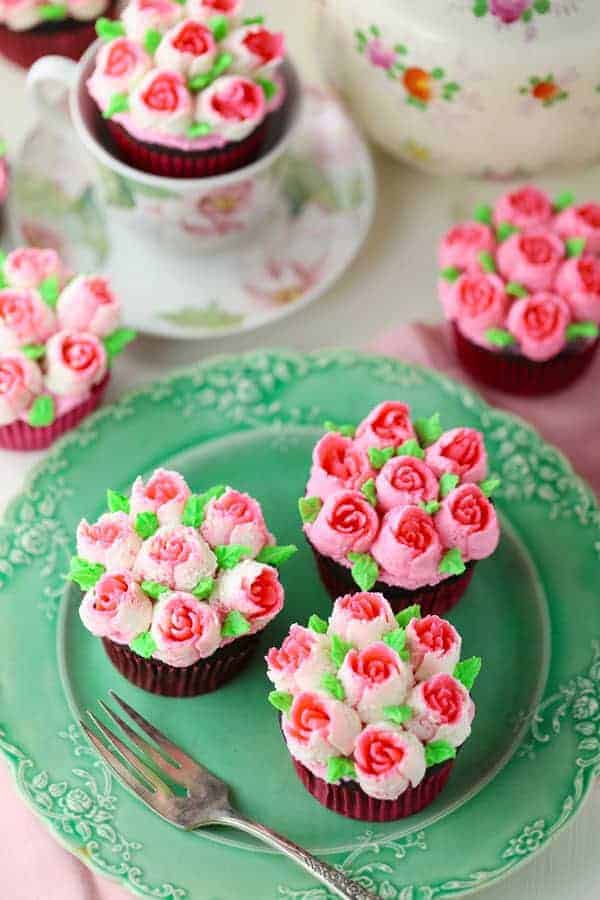 Buttercream roses with Russian pastry tips