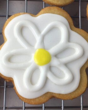Royal Icing Daisy Sugar Cookies