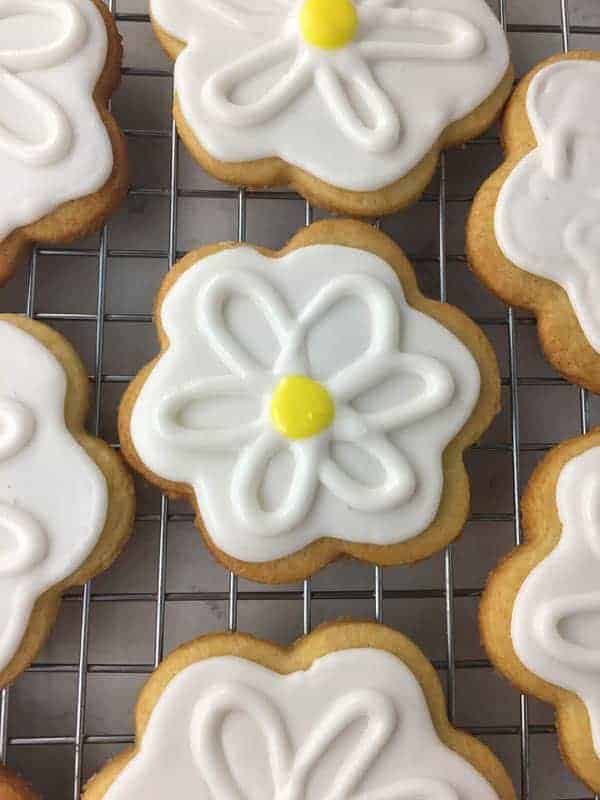 Royal Icing Daisy Sugar Cookies