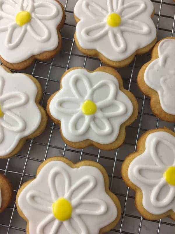 Royal Icing Daisy Sugar Cookies