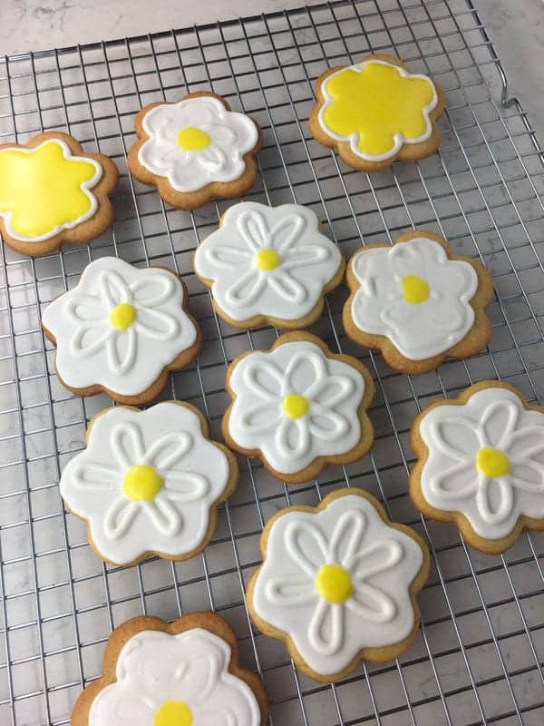 Royal Icing Daisy Sugar Cookies