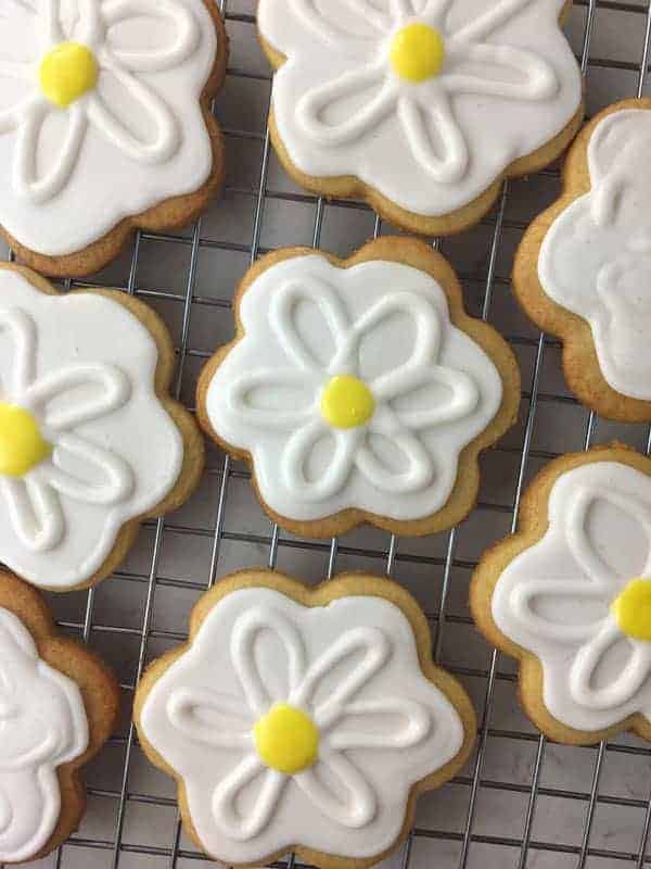 Royal Icing Daisy Sugar Cookies