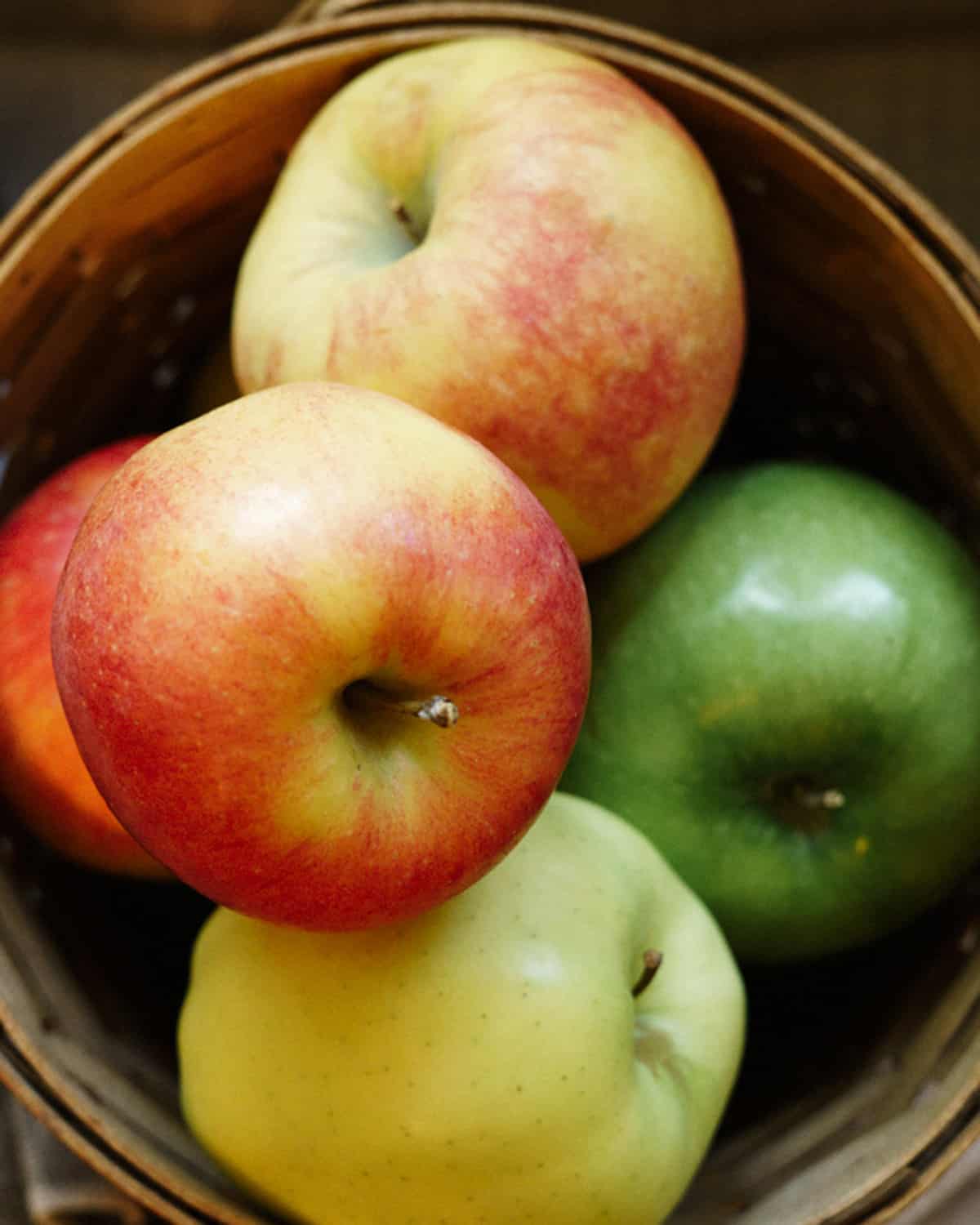 Fresh apples in a bowl.