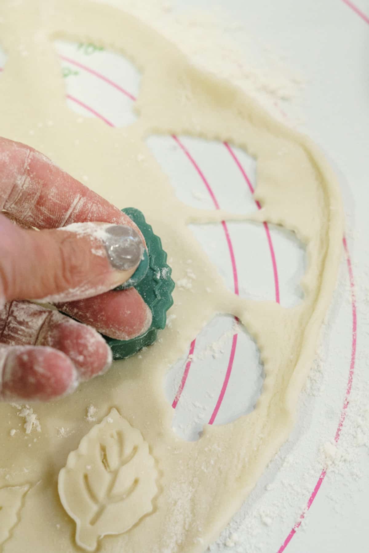 How to cut pie crust leaf shapes.