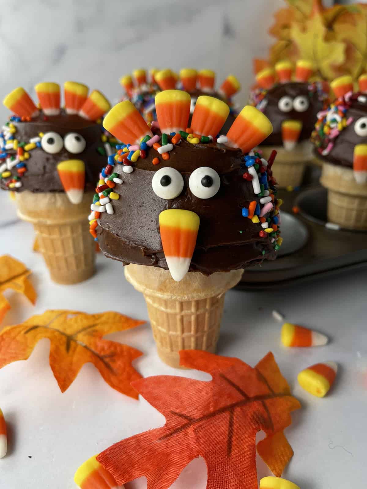 Cute cupcakes decorated to look like Thanksgiving turkeys.