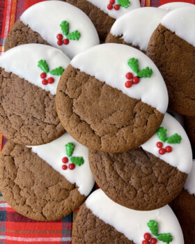 Christmas gingersnap cookies with white chocolate.