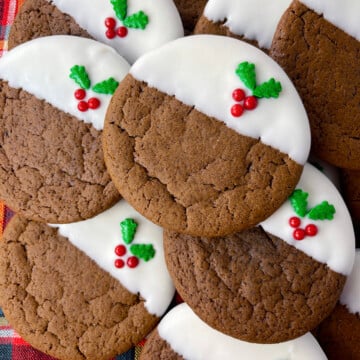 Christmas gingersnap cookies with white chocolate.