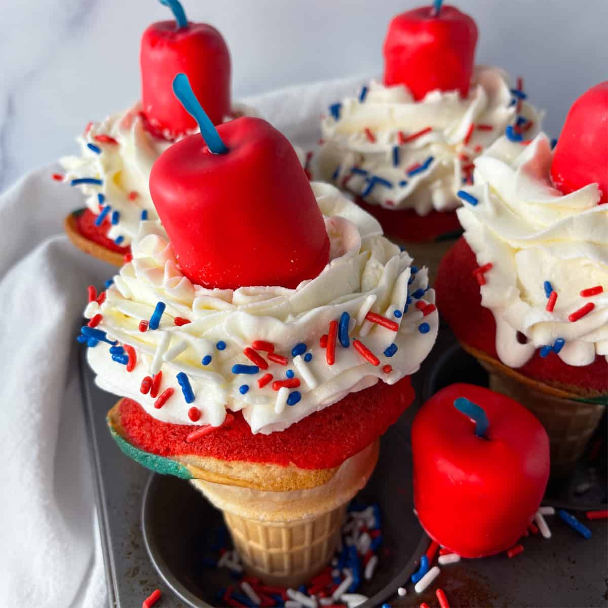 Patriotic Firecracker Cupcakes for Memorial Day or July 4th Mom Loves