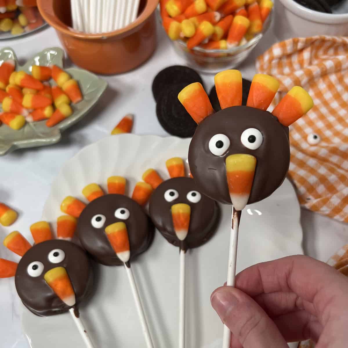 Decorating Oreo Cookies like a Thanksgiving Turkey
