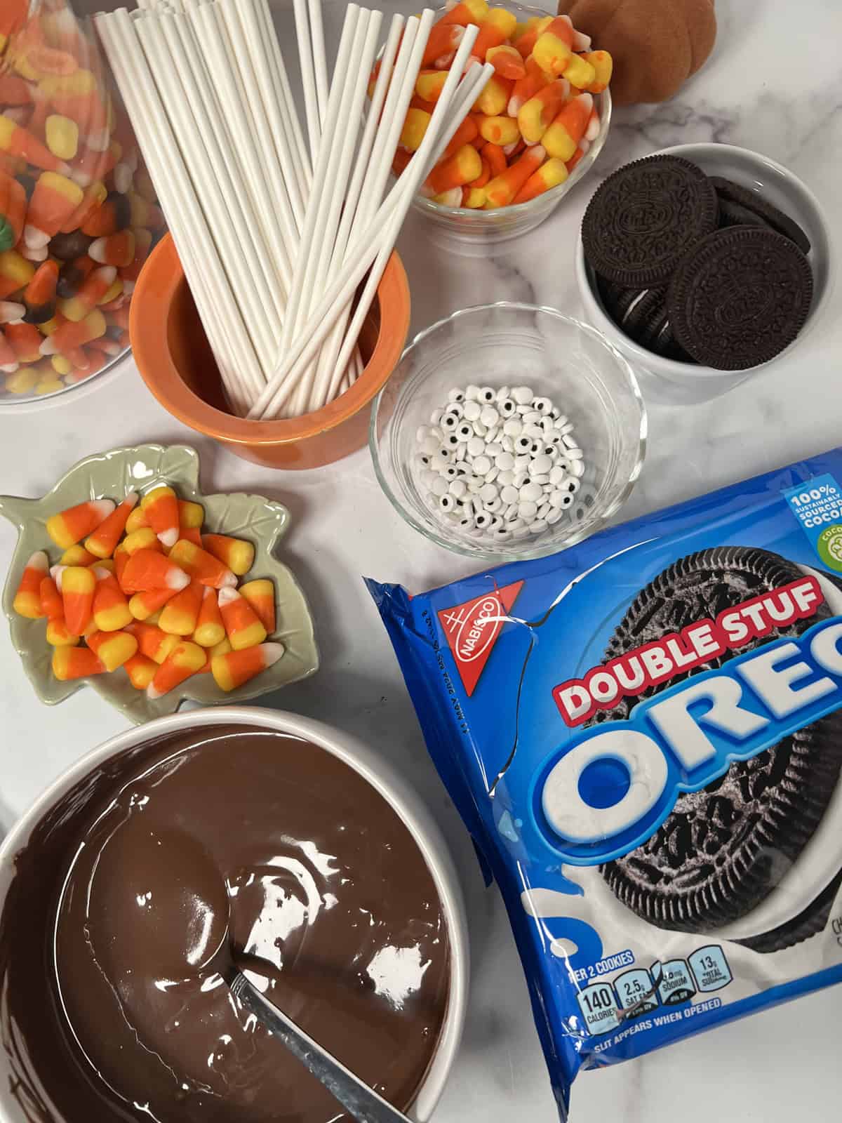 Ingredients needed for oreo pops.