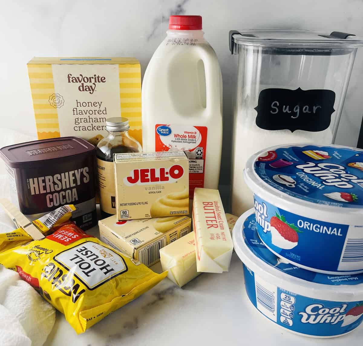 Ingredients needed to make eclair cake.