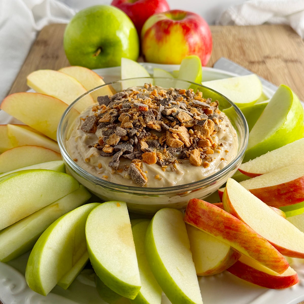 Gorgeous and tasty apple dip platter for a party.