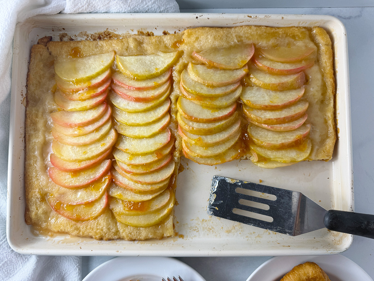 Baking tray with baked apple tart.