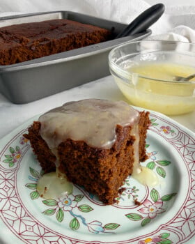 Gingerbread cake with lemon sauce from 1975 served on a plate.